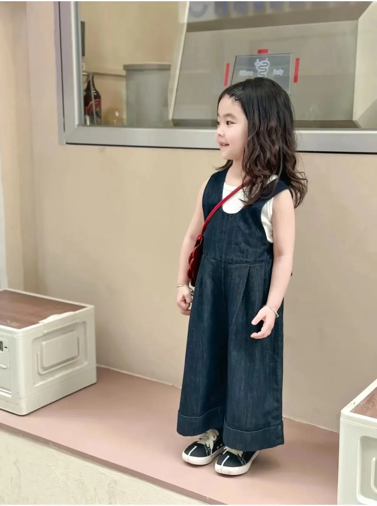 

2023 летняя одежда для девочек в Корейском стиле, детские комбинезоны с широкими штанинами и джинсовой вставкой, боди, прямой комбинезон для маленьких девочек