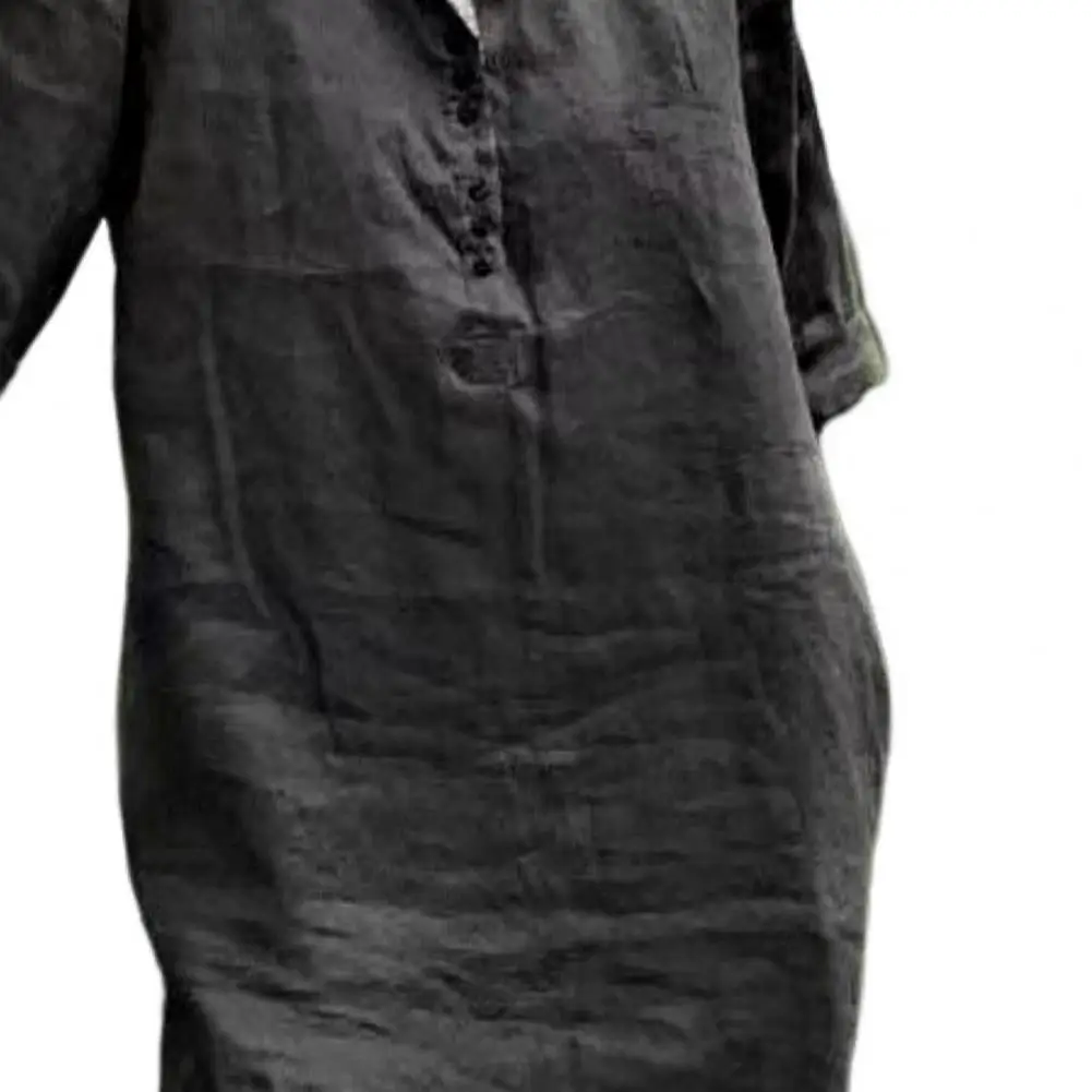 Женское платье с V-образным вырезом и пуговицами