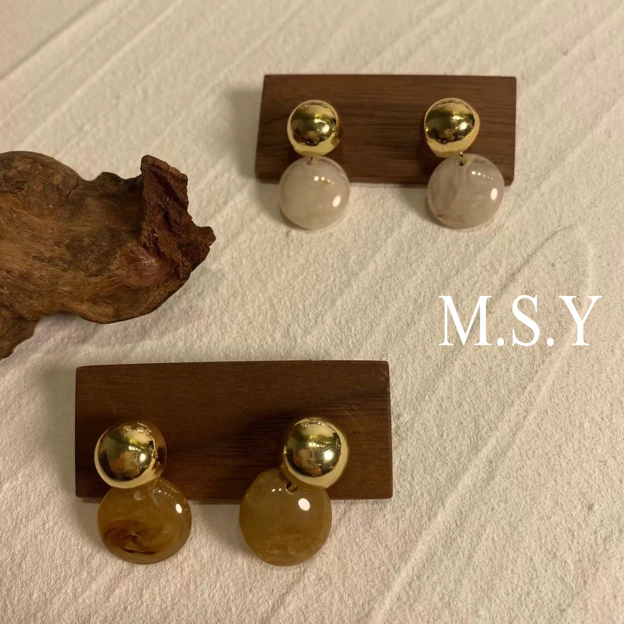 

Новые ретро серьги из смолы S925 с золотистыми бусинами, модные нишевые серьги в стиле ретро, янтарные серьги, изысканный темперамент, высокок...