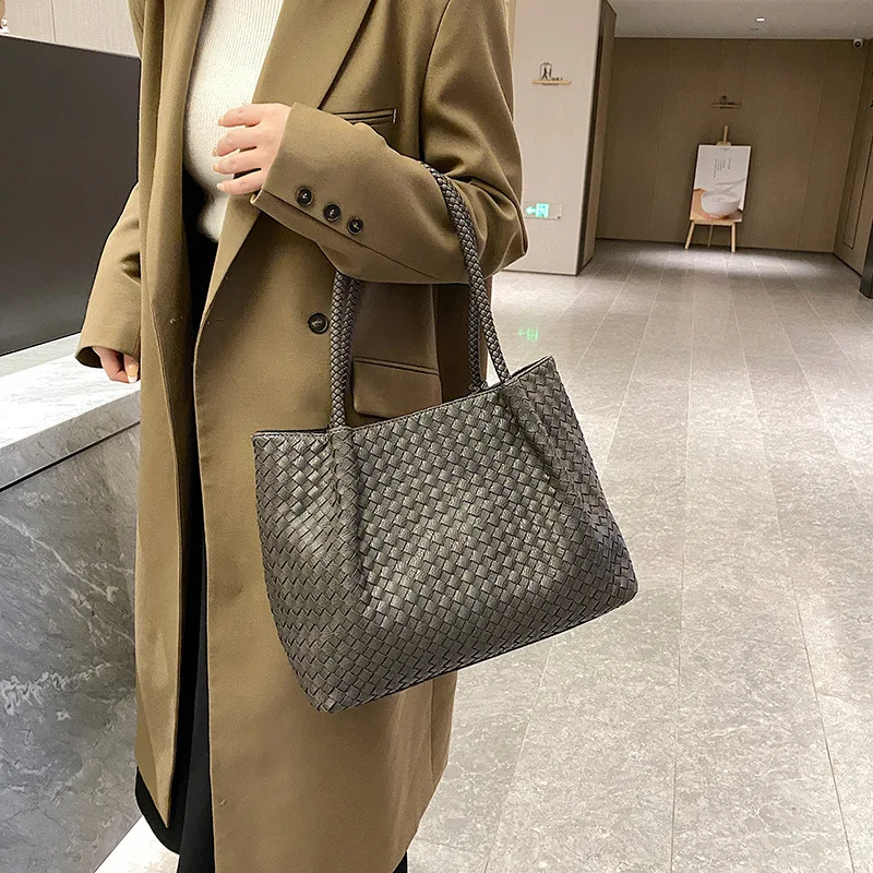 

New Trend Fashion Temperament Female Niche Design Senior Retro Sense of Weaving Single Shoulder Diagonal Handheld Commuter Bag
