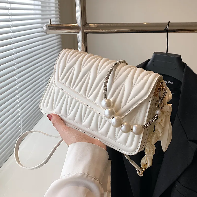 

2023 женская маленькая квадратная плиссированная сумка с жемчужной цепочкой, женская брендовая Дизайнерская кожаная сумка для подмышек, модная однотонная сумка