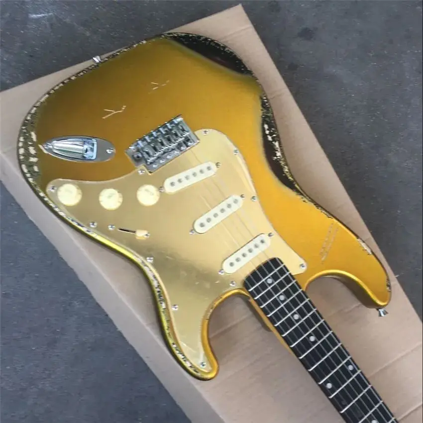 Новая 6-струнная реликевая гитара имеет набор золотистых оттенков заката.