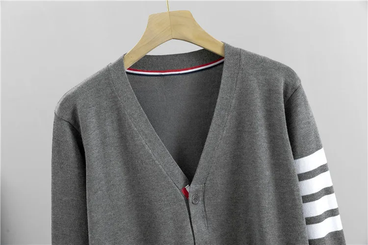 Женский свитер с V-образным вырезом