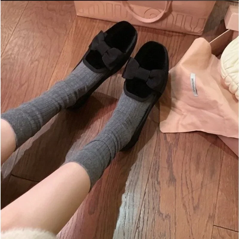 Туфли женские с круглым носком лоферы на плоской подошве меховым бантом без