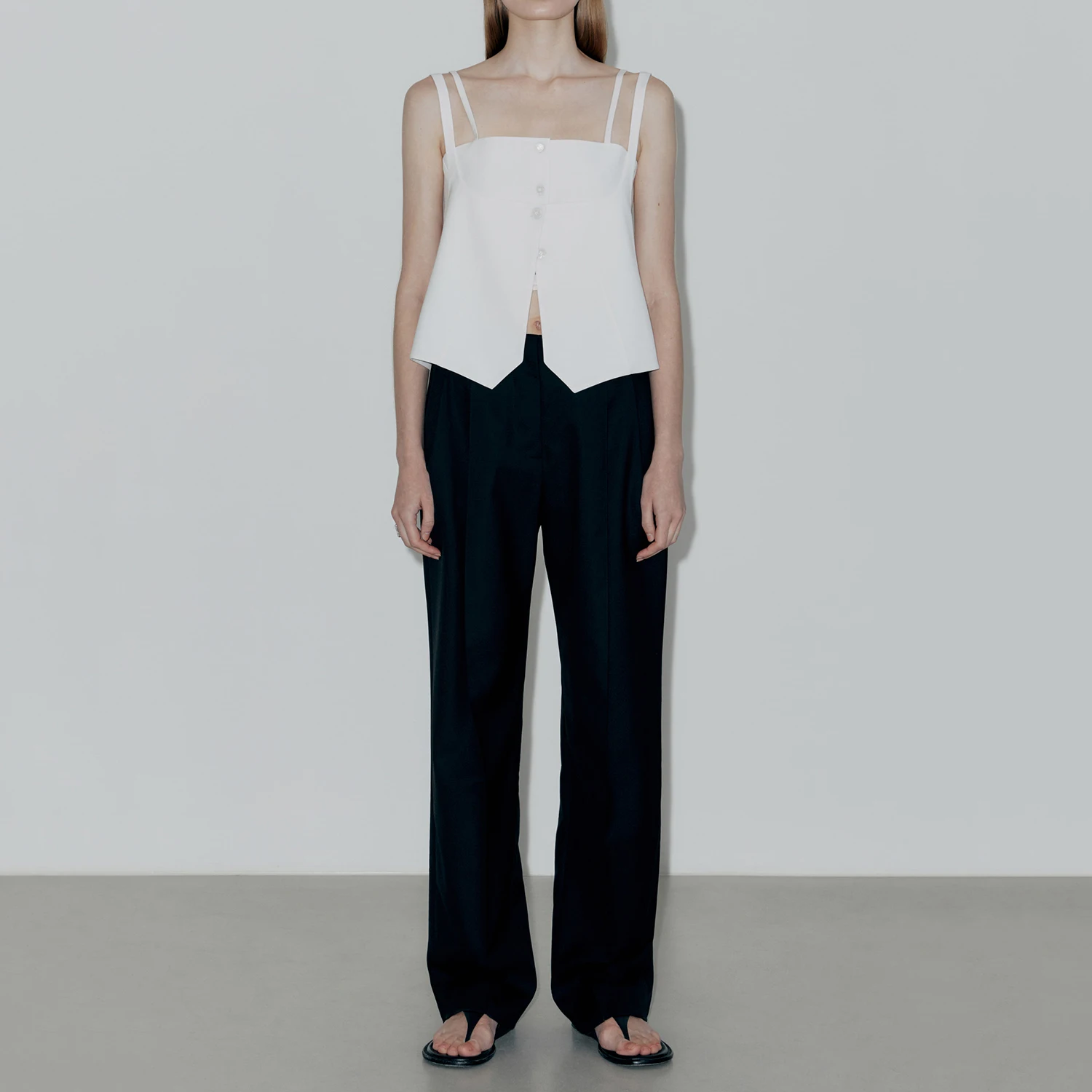 

Новинка лета 2022, высококачественный модный жилет из двух частей, простой пригородный двухслойный дизайнерский топ с ремнем и вырезами, Женс...