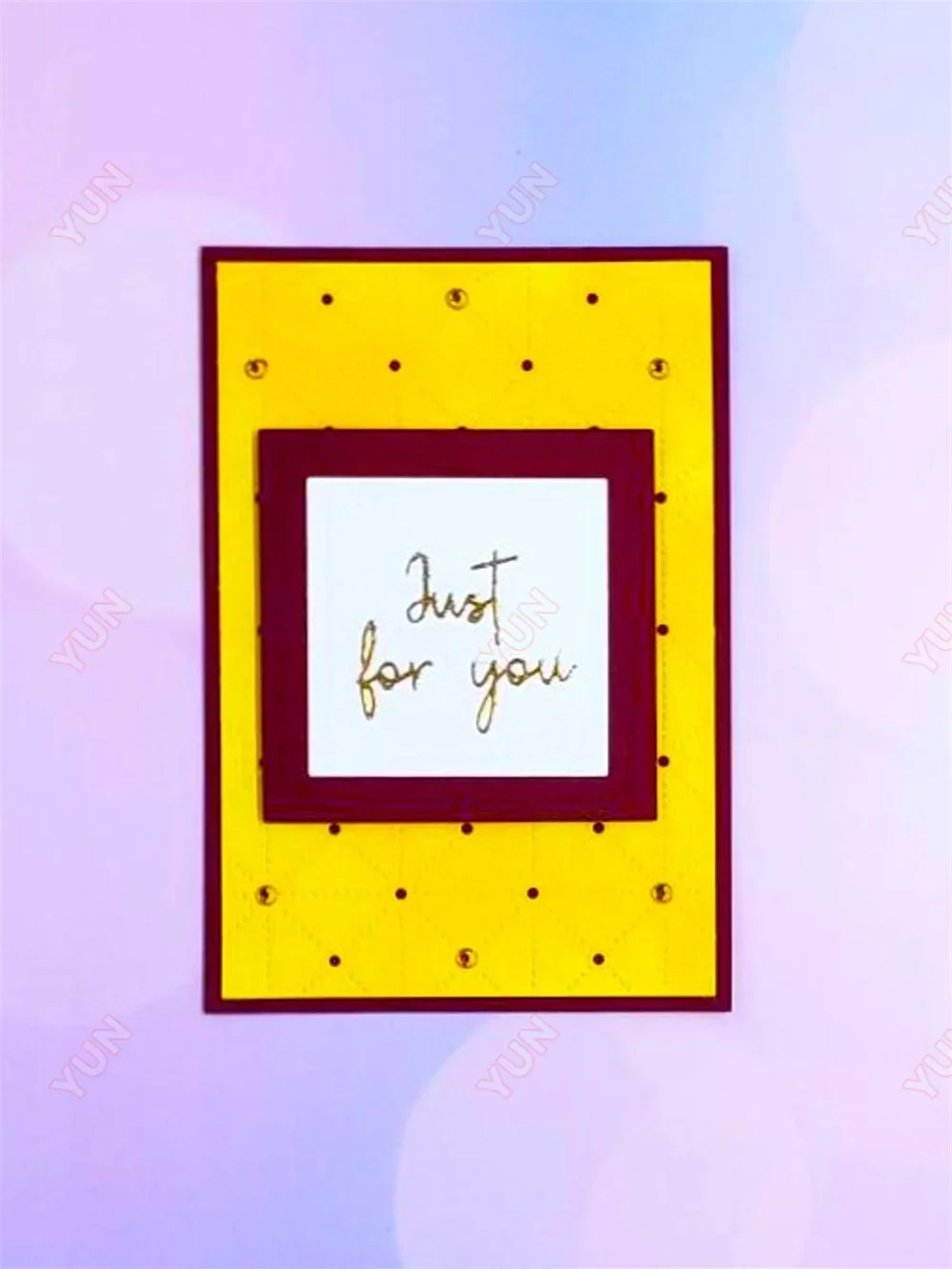 Простой и простой маленький прямоугольный металлический режущий штамп с зубцами