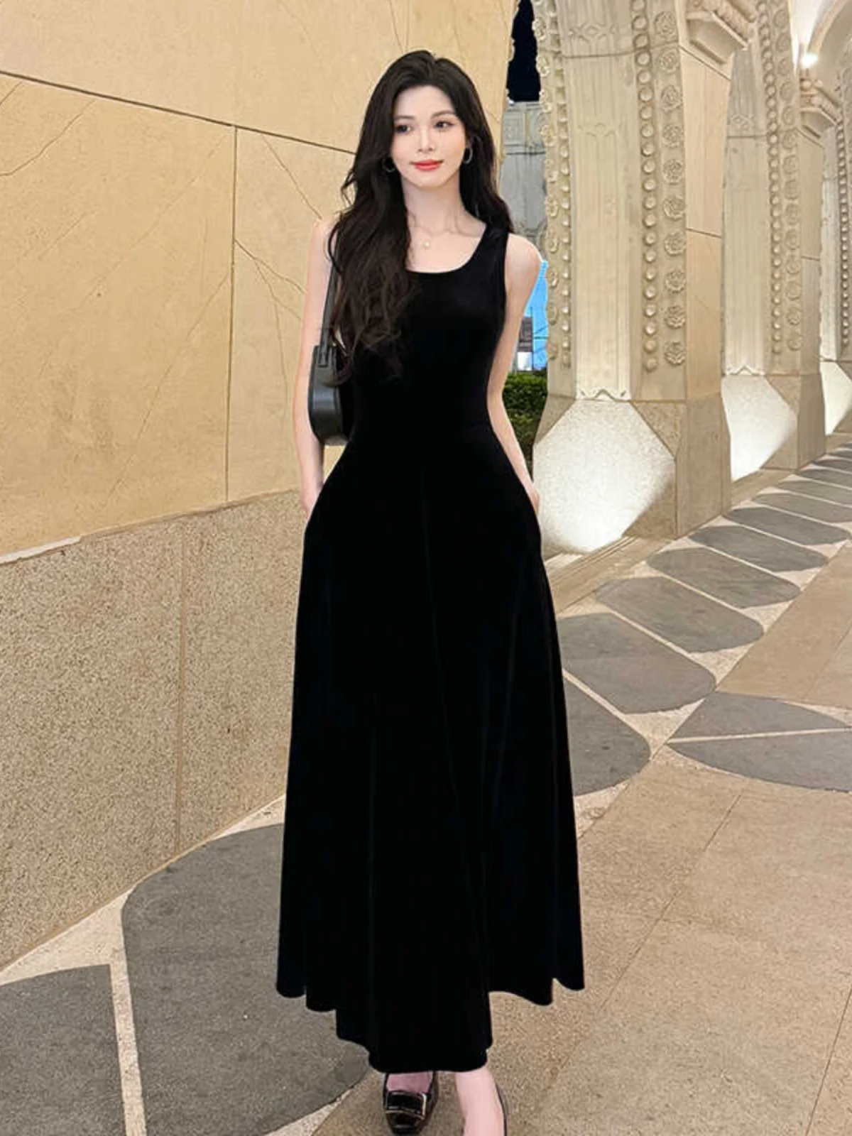 Черное золотое бархатное платье на бретельках для женщин новинка 2024