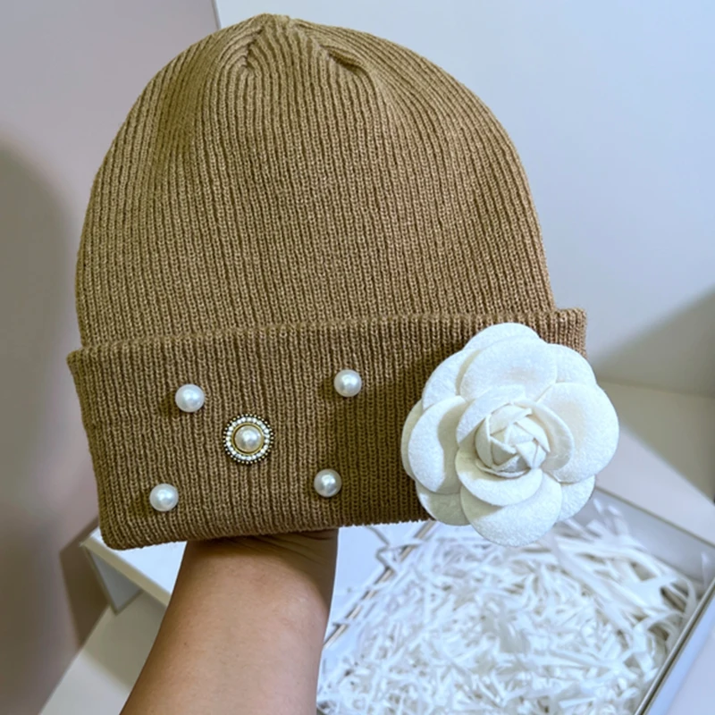 Женская зимняя трикотажная шапка с цветочным принтом