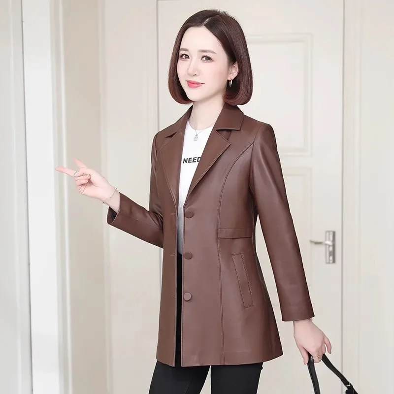 Повседневная модная женская куртка 2024 весенне-осенняя новая утягивающая кожаная