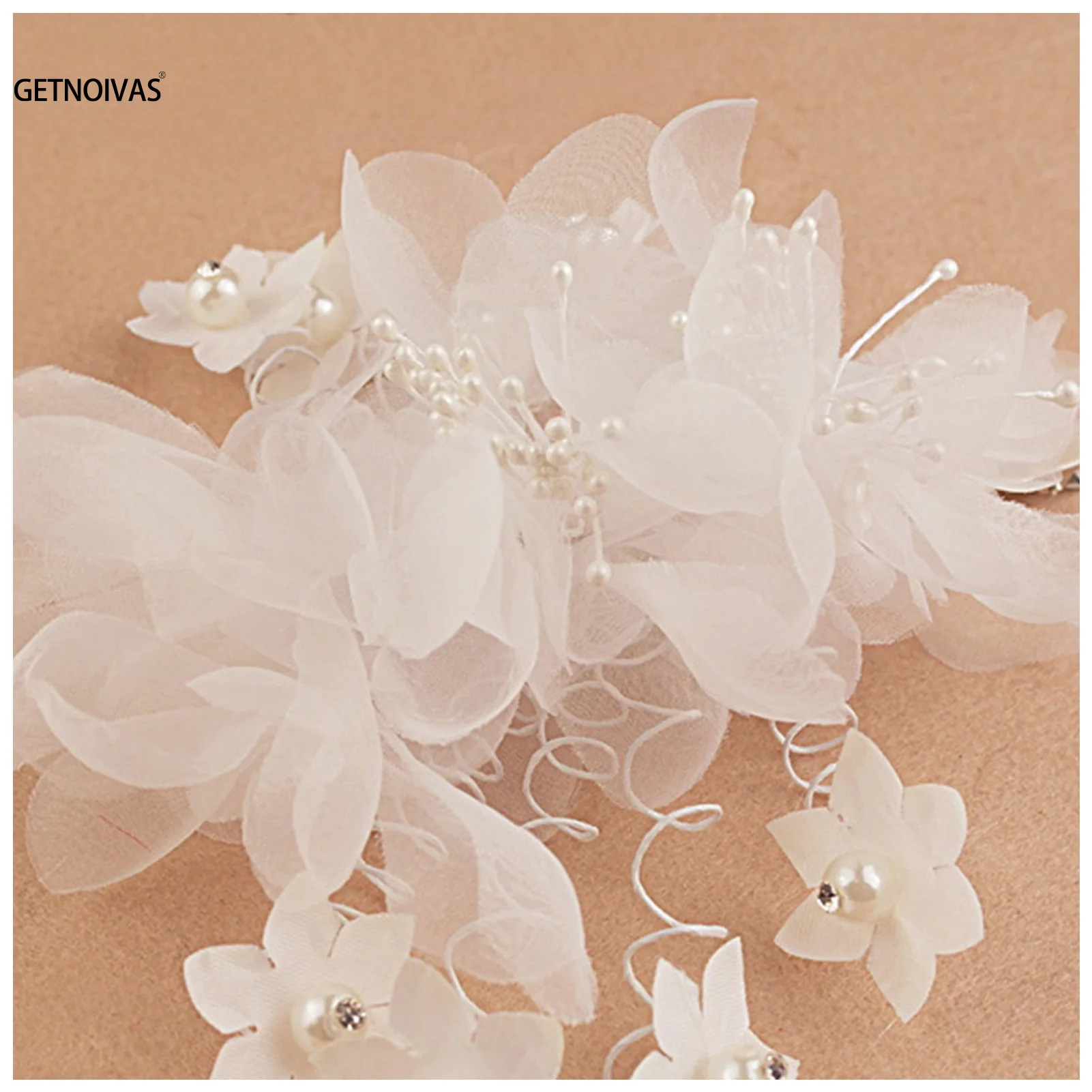 Женская заколка для волос ручной работы белая в цветочек