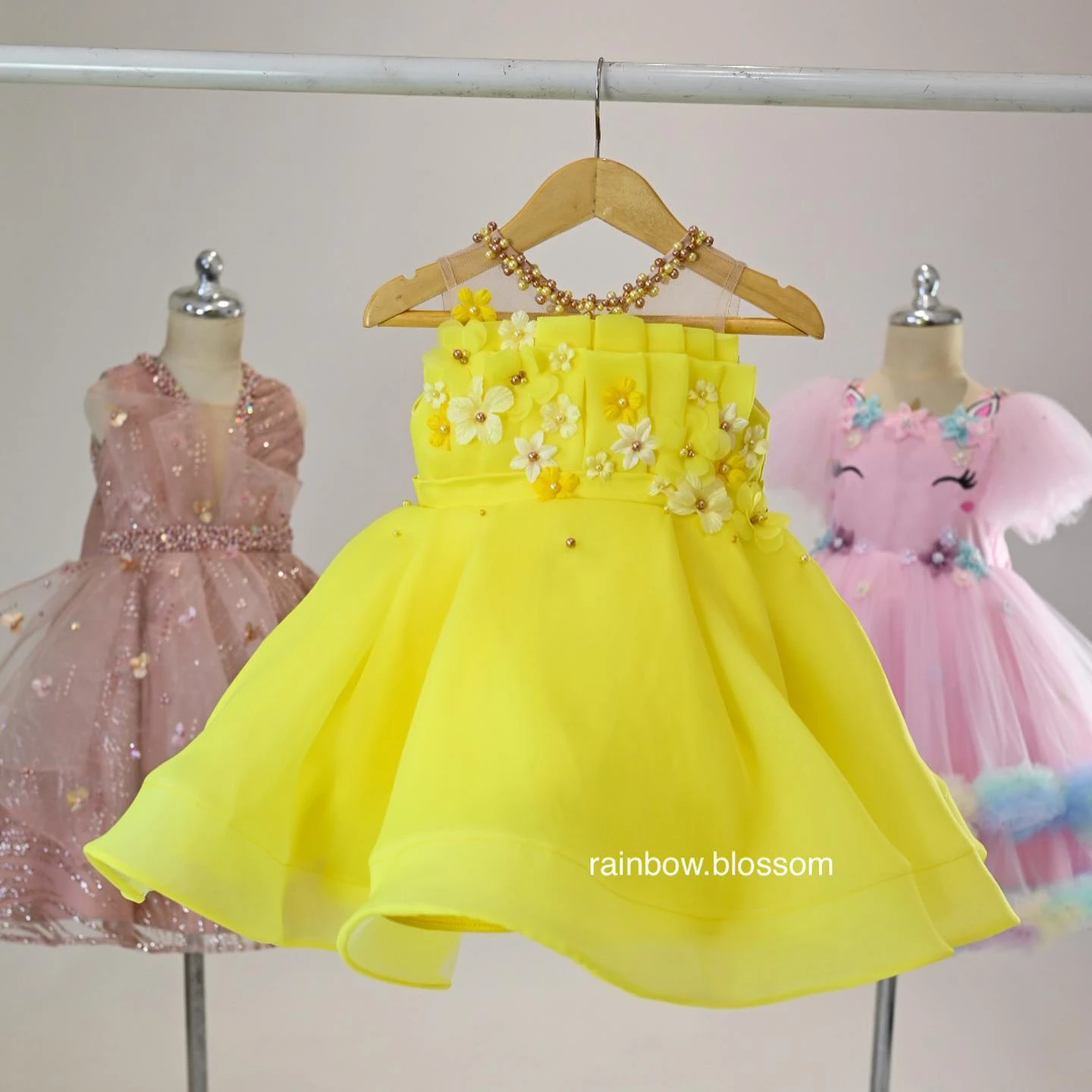 

Luxury Yellow Toddler Baby Girl Dresses Pearls Appliqued Sleeveless Birthday Party Gowns with Bow Children Flower Girl Dresses
