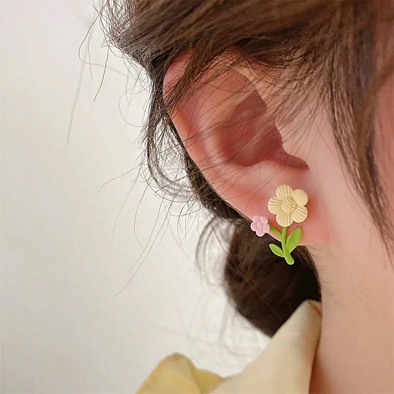 

Niche Design Spring and Summer Flower Earrings Ball Temperament Wild Candy Color Earbobs Pastoral Simple Fashion Eardrops Female