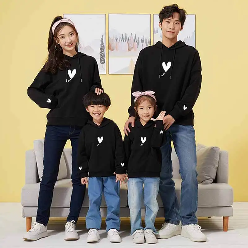 

Толстовка с капюшоном для родителей и детей, бархатная футболка с маленьким принтом Love, хлопковая одежда для мамы и дочки, семейная одежда д...