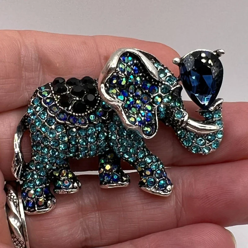

Vintage Diamond Inlaid Gemstone Elephant Brooch for Men and Women Fashion Blue Animal Clothing Accessories Wholesale
