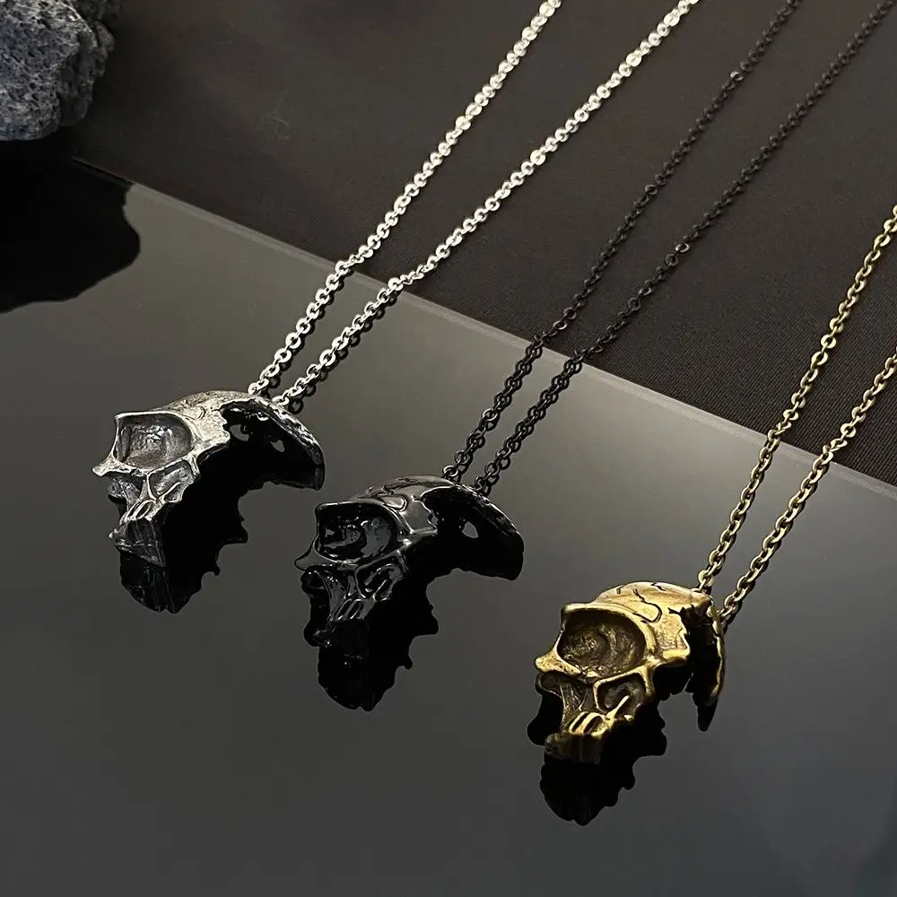 

Broken Half Face Skull Pendant Gothic Necklace Men's Retro Punk Clavicle Chain Sweater Chain Jewelry Accessories Wholesale