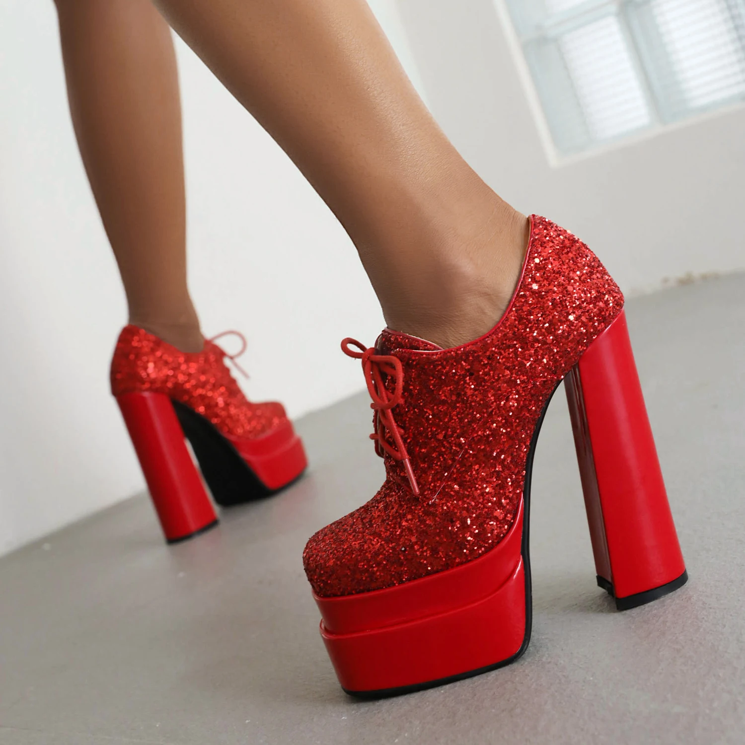 Женская Осенняя обувь блестящие туфли с глубоким открытым носком из блестящего