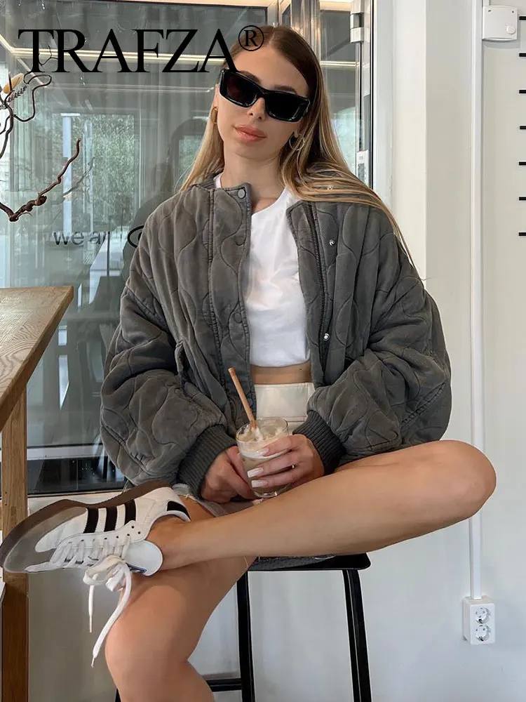 

Женская зимняя куртка-бомбер с длинным рукавом и карманами