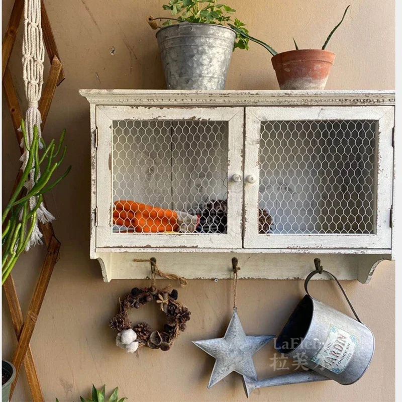 Деревянный настенный шкаф