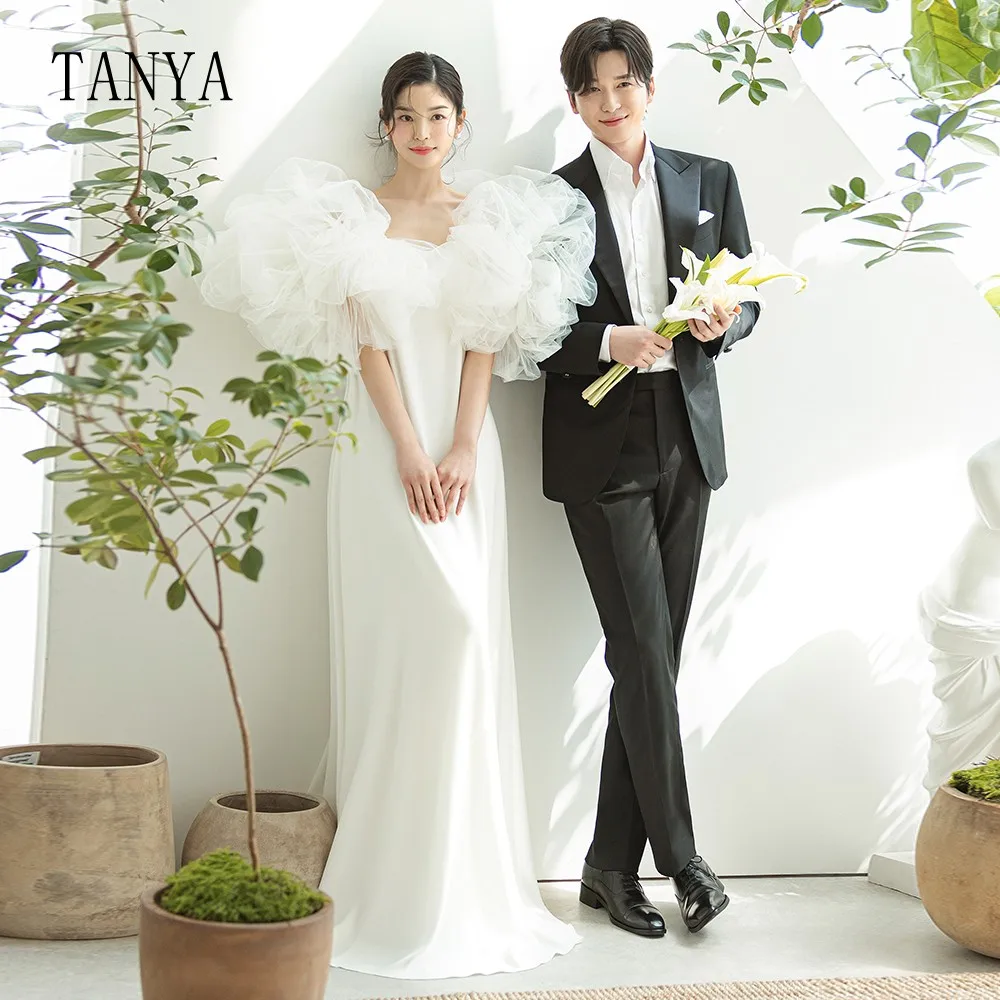 Мягкое атласное свадебное платье на бретельках со съемным пышным коротким