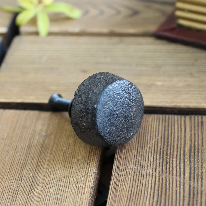 

Чугунная ручка для шкафа