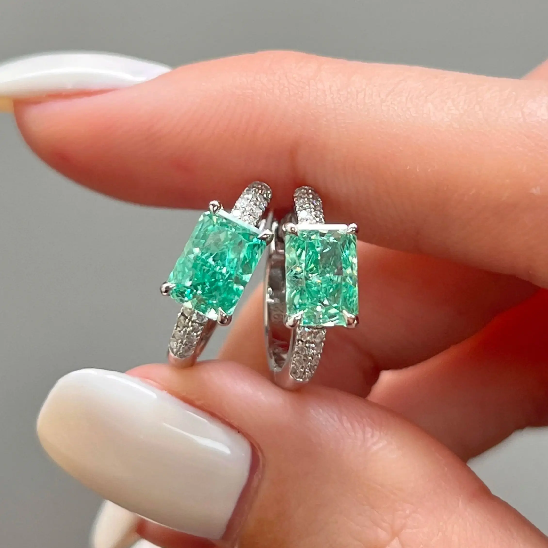 Фото Серьги из серебра S925 пробы с огранкой «ледяной цветок», инкрустацией паве, в цвете параиба, легкие, роскошные, с вставками из муассанита. №3
