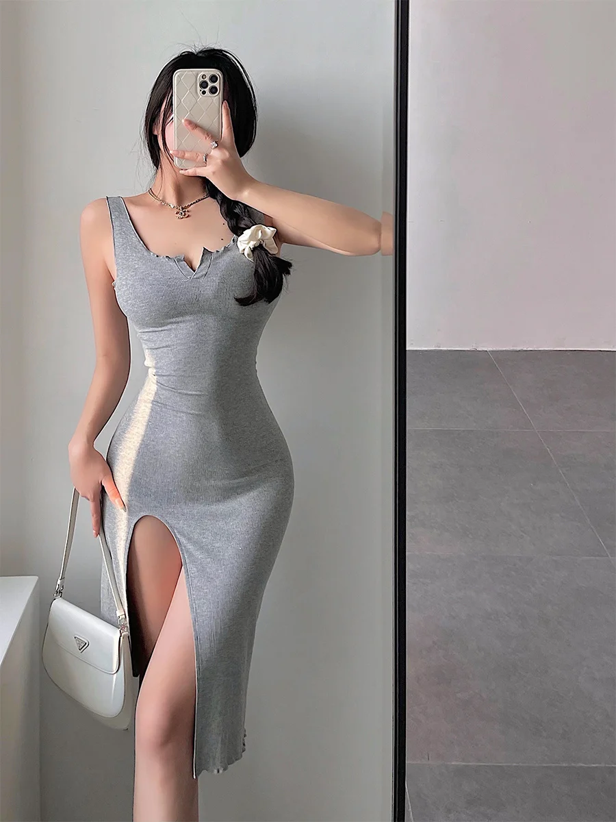 Женское облегающее платье с высоким разрезом на ягодицах