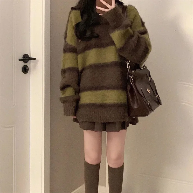 Мягкий полосатый свитер с цветными блоками женский осенне-зимний свободный крой