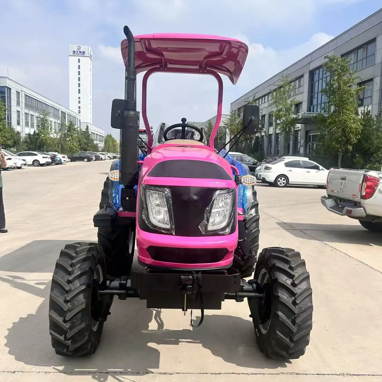 Продается: мини-трактор CE COC 4X4 мощностью 25-150 л.с. с бульдозерным и погрузочным отвалами; допущен к эксплуатации на дорогах общего пользования. (art.: 3920da376ea80) - 3920da376ea80