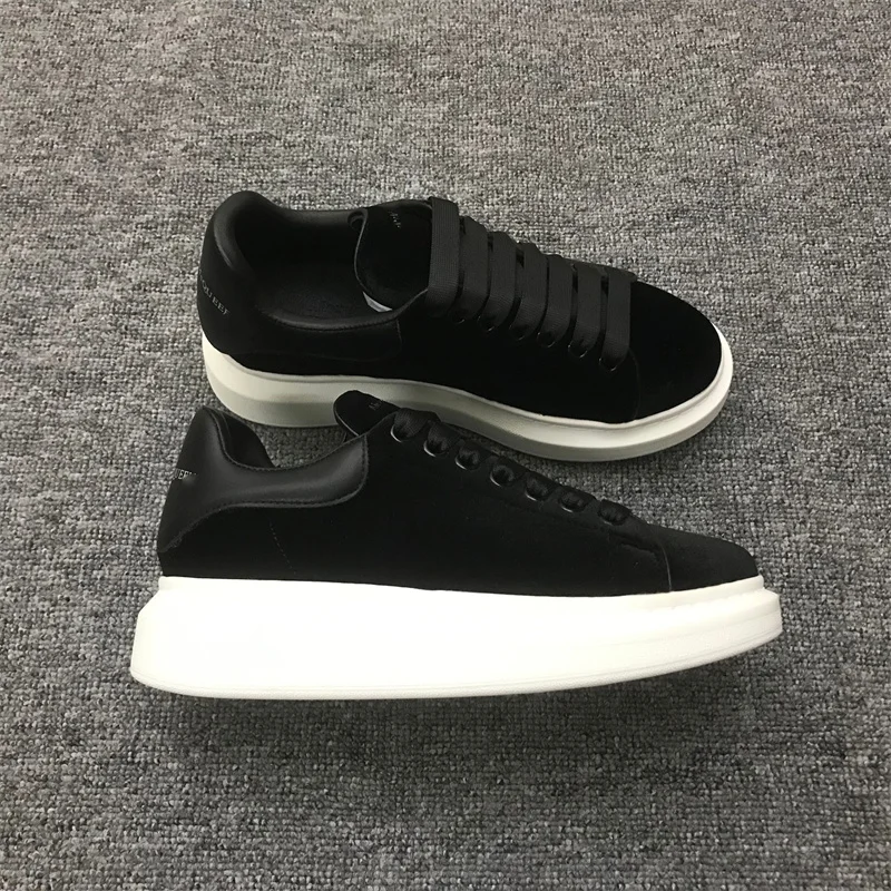 

The new autumn and winter velvet wide and thick bottom design sneakers can add a sense of sports luxury to the day.