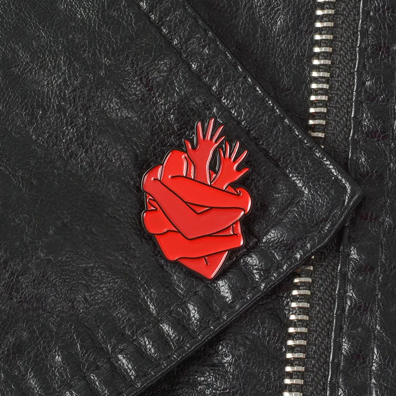 

Creative alloy brooch Hands hug heart shape brooch Backpack accessories friends gift