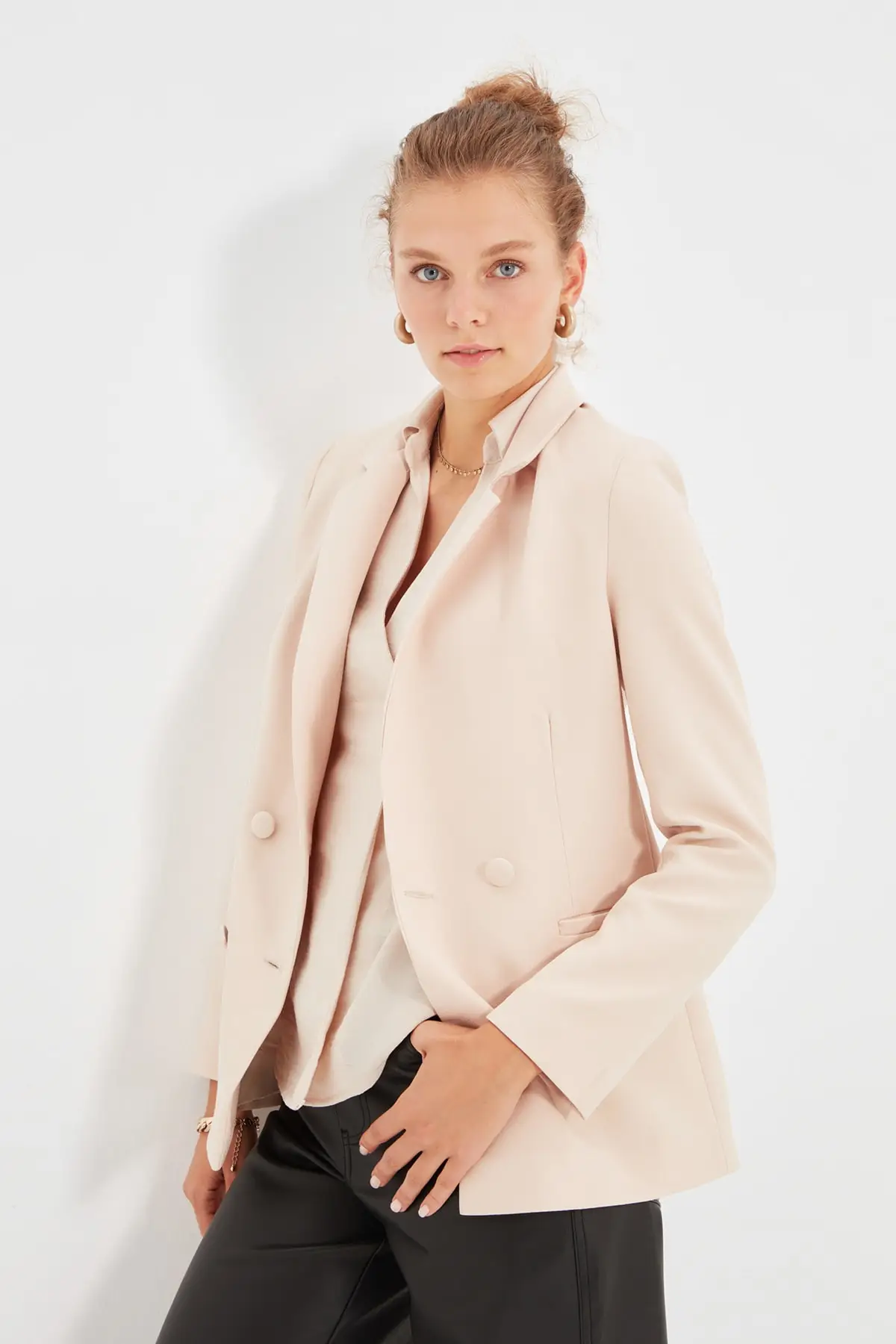 

Бежевая куртка с карманами tw20ce0051