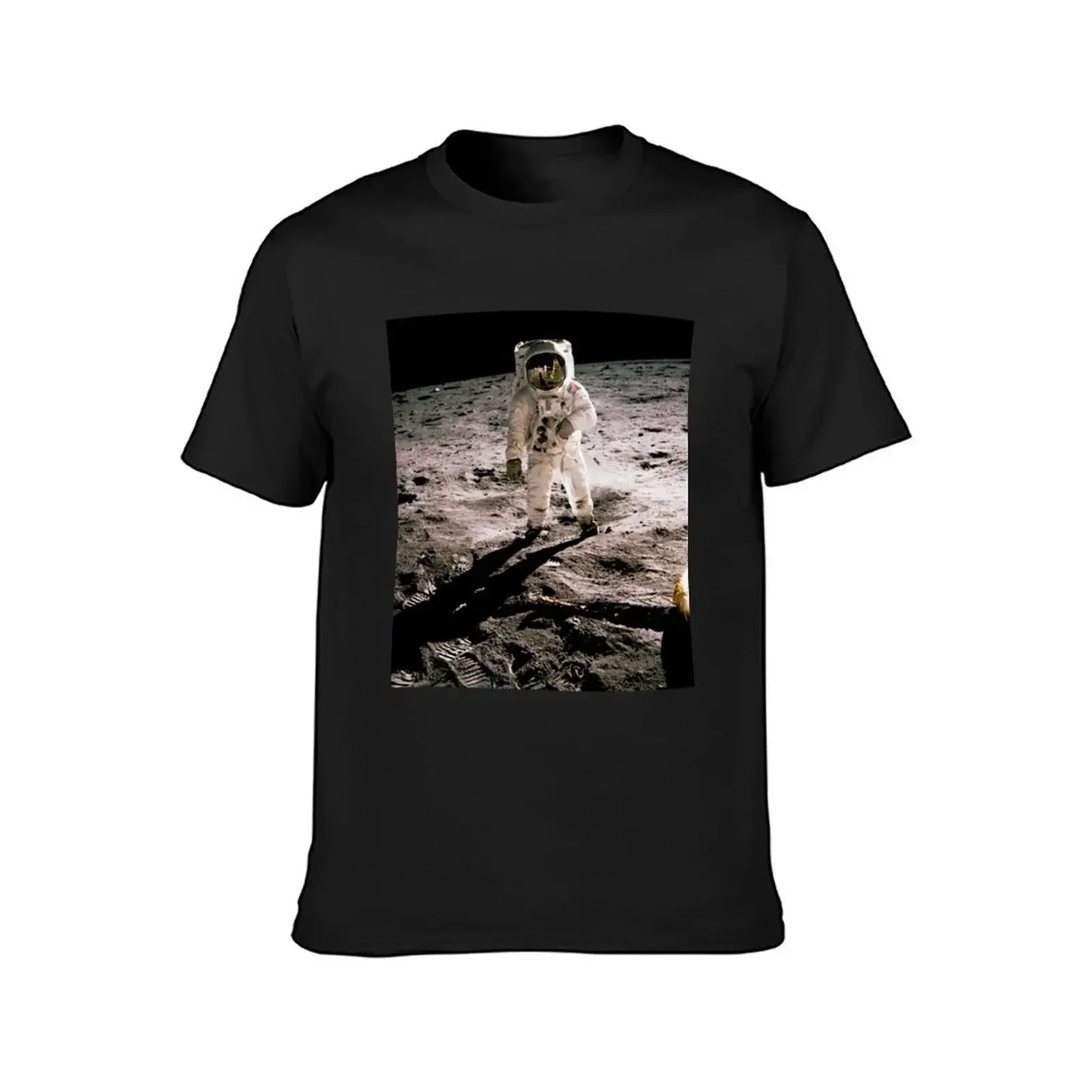 Футболка Buzz Aldrin Walking on Lunar Surface As Photographed by Neil Armstrong возвышенные мужские высокие