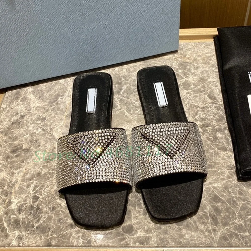 Женские тапочки на плоской подошве с квадратным носком и кристаллами летние