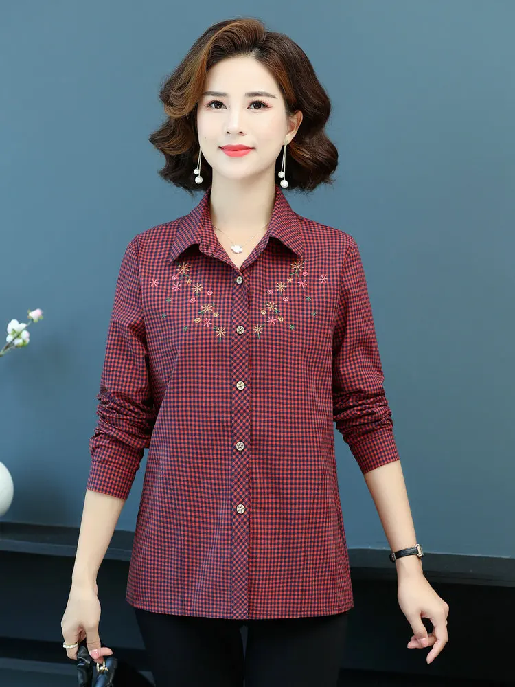 Рубашка женская хлопковая в клетку с цветочной вышивкой и отложным воротником |