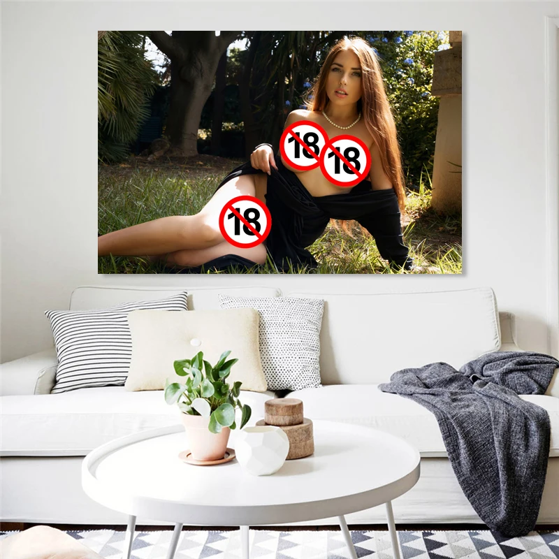 Платье брюнетты взрослая модель мелира сексуальная девушка естественное фото