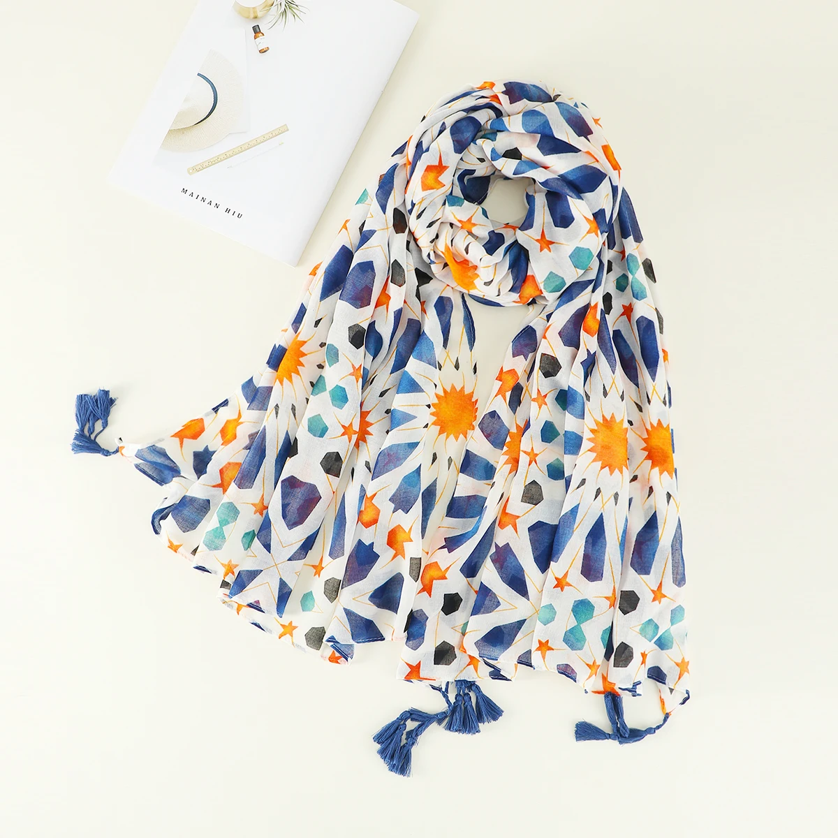 Модная шаль с принтом шарф фирменная из вискозы ацтекскими цветами и кисточками