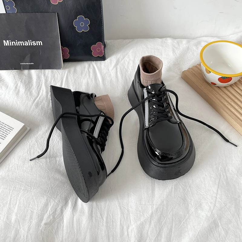 

Туфли дерби женские с круглым носком, лакированная кожа, платформа, плоская подошва, криперы, поперечная платформа, летняя обувь, черные