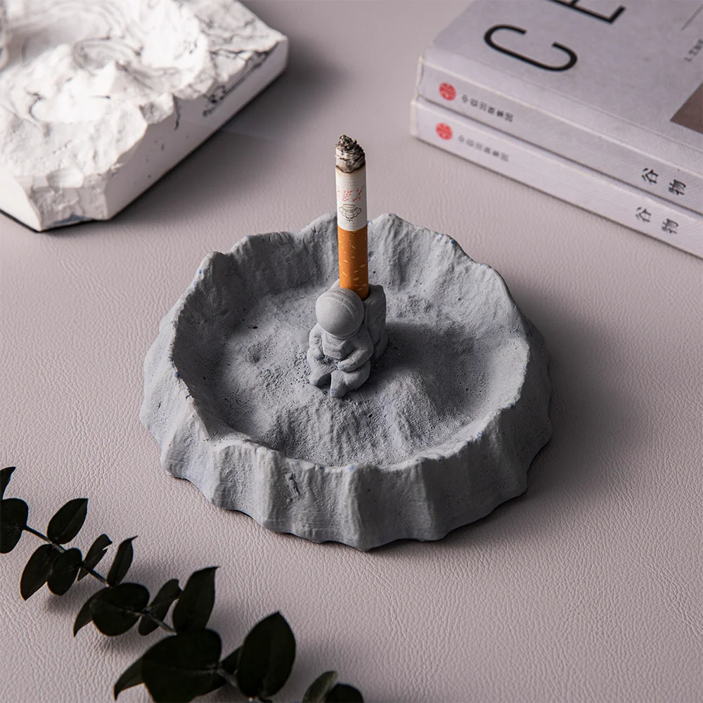 

Мультяшная креативная пепельница астронавт цементное ремесло Современное украшение для дома курительные аксессуары для гостиной настоль...