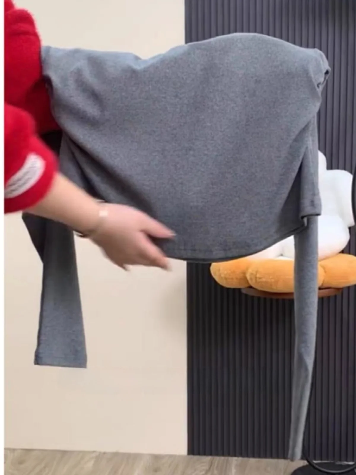 Серая футболка больших размеров с v-образным вырезом и длинными рукавами женская