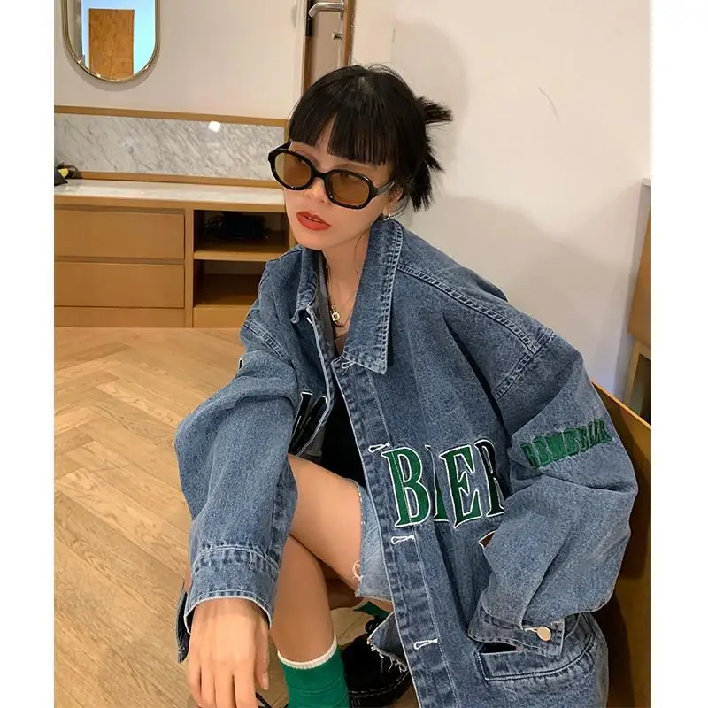 Женская джинсовая куртка на пуговицах свободная с длинным рукавом для отдыха