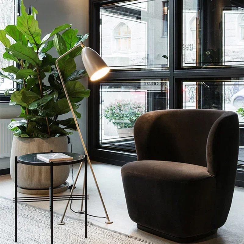 Напольная лампа в скандинавском стиле