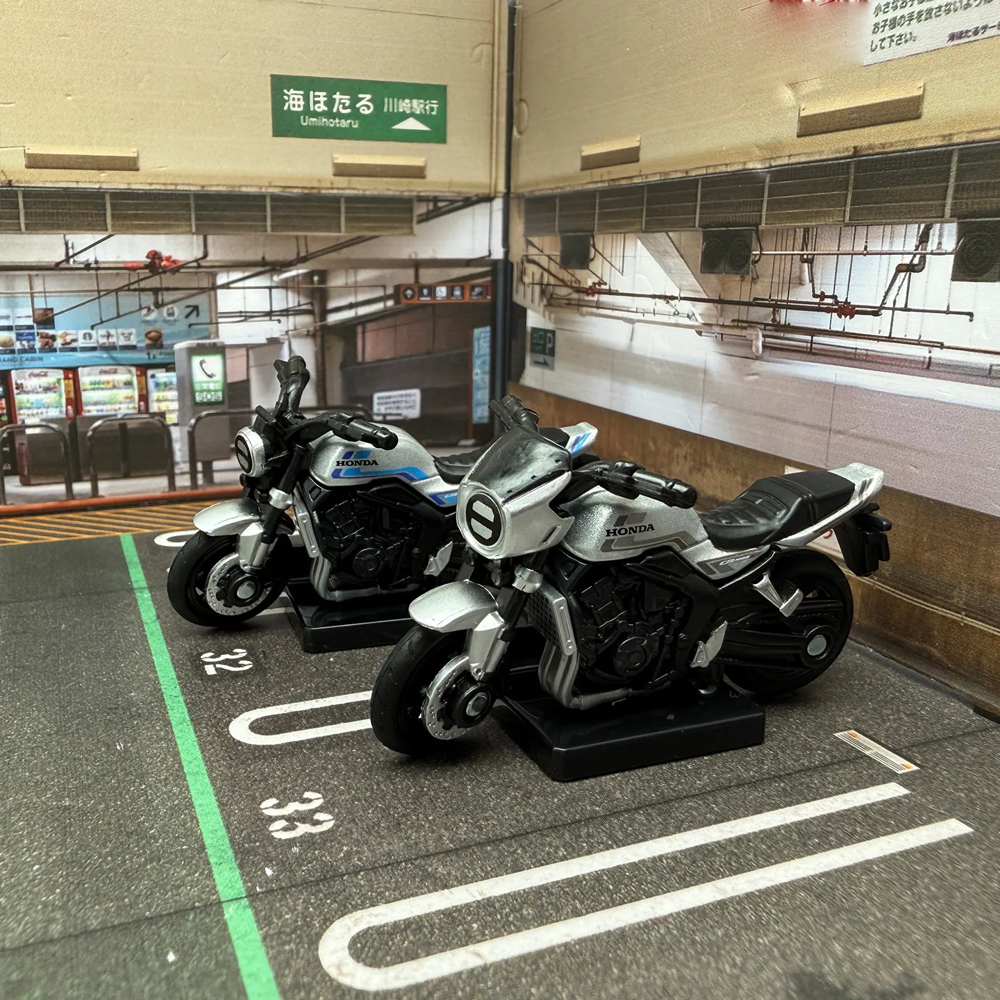 Фото Коллекционная модель мотоцикла Tomy Diecast из сплава, Honda CB1000F, ретро, масштабная, для взрослых коллекционеров, украшение для рабочего стола №5
