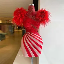 Elegante minivestido rojo de graduación con plumas, hombros brillantes con lentejuelas, cuello alto, vestido de cóctel corto único, vestidos brillantes de regreso a casa