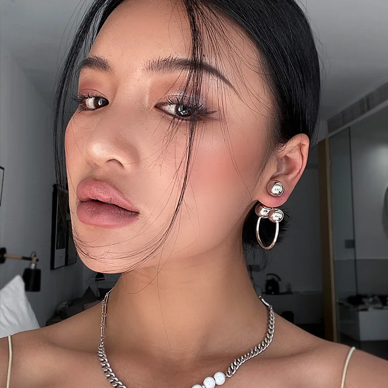 

Женские серьги-гвоздики в виде буквы с