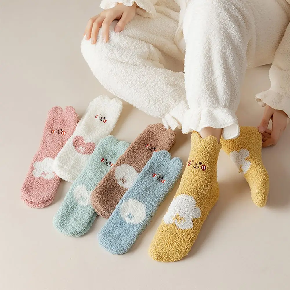 

Милые носки с медведем, зимние теплые мягкие бархатные носки средней длины, забавные эластичные напольные носки с вышивкой для женщин и дев...