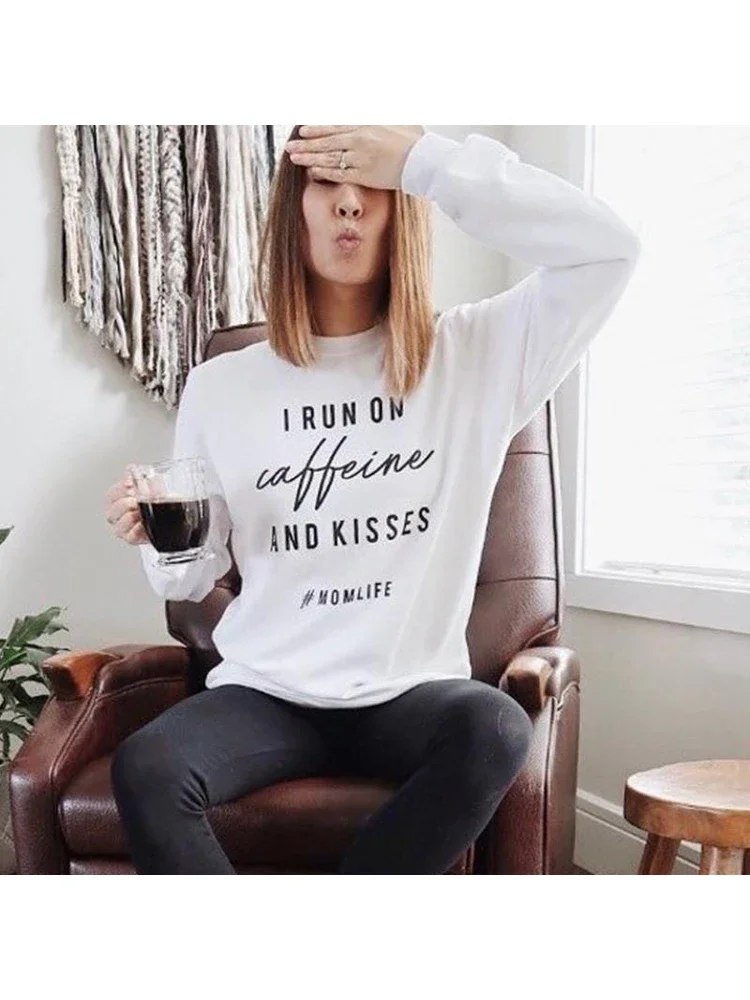 

Я работаю на кофеине и целуях # MOMLIFE Свитшот Harajuku графические женские толстовки с круглым вырезом Свободный Повседневный Женский пуловер