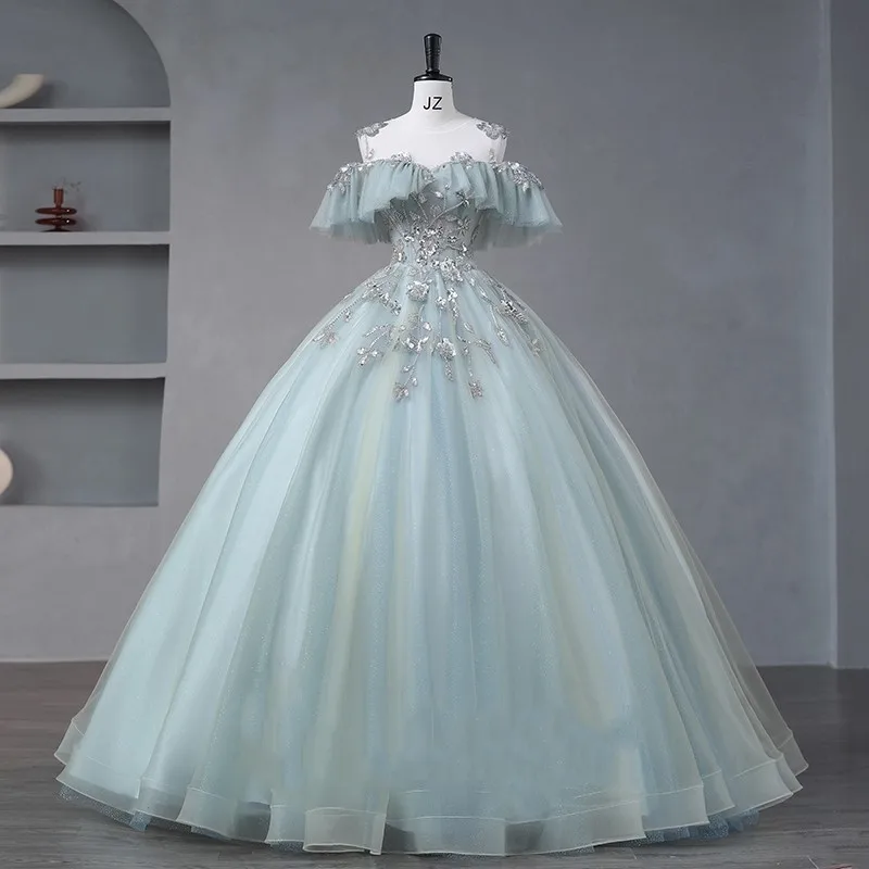 Милое блестящее платье с открытыми плечами бальное аппликацией из бисера