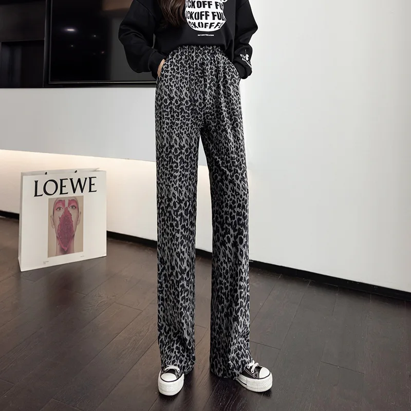 

Брюки женские прямые велюровые с завышенной талией и леопардовым принтом