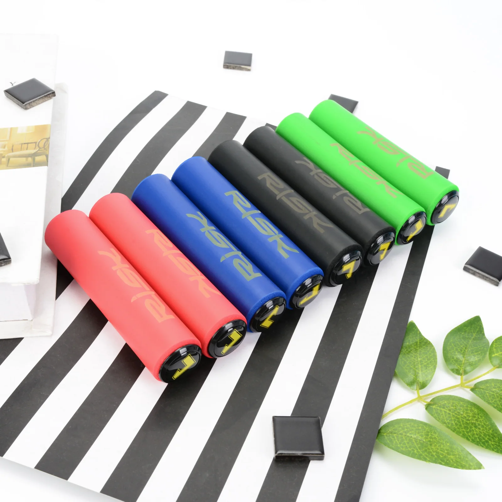 

RISK 1 Pair Silica Gel Bicycle Grips Cycling Handlebar Grips MTB Mountain Bike Ultralight Soft Bar Grips Removeable Plastic End