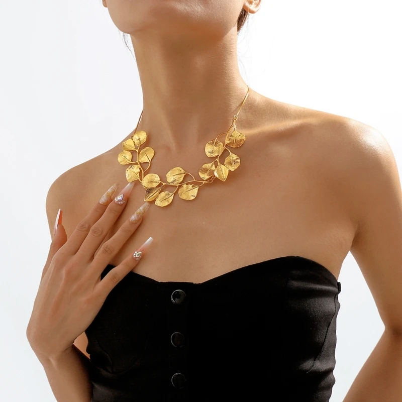 Женское металлическое ожерелье в виде листьев